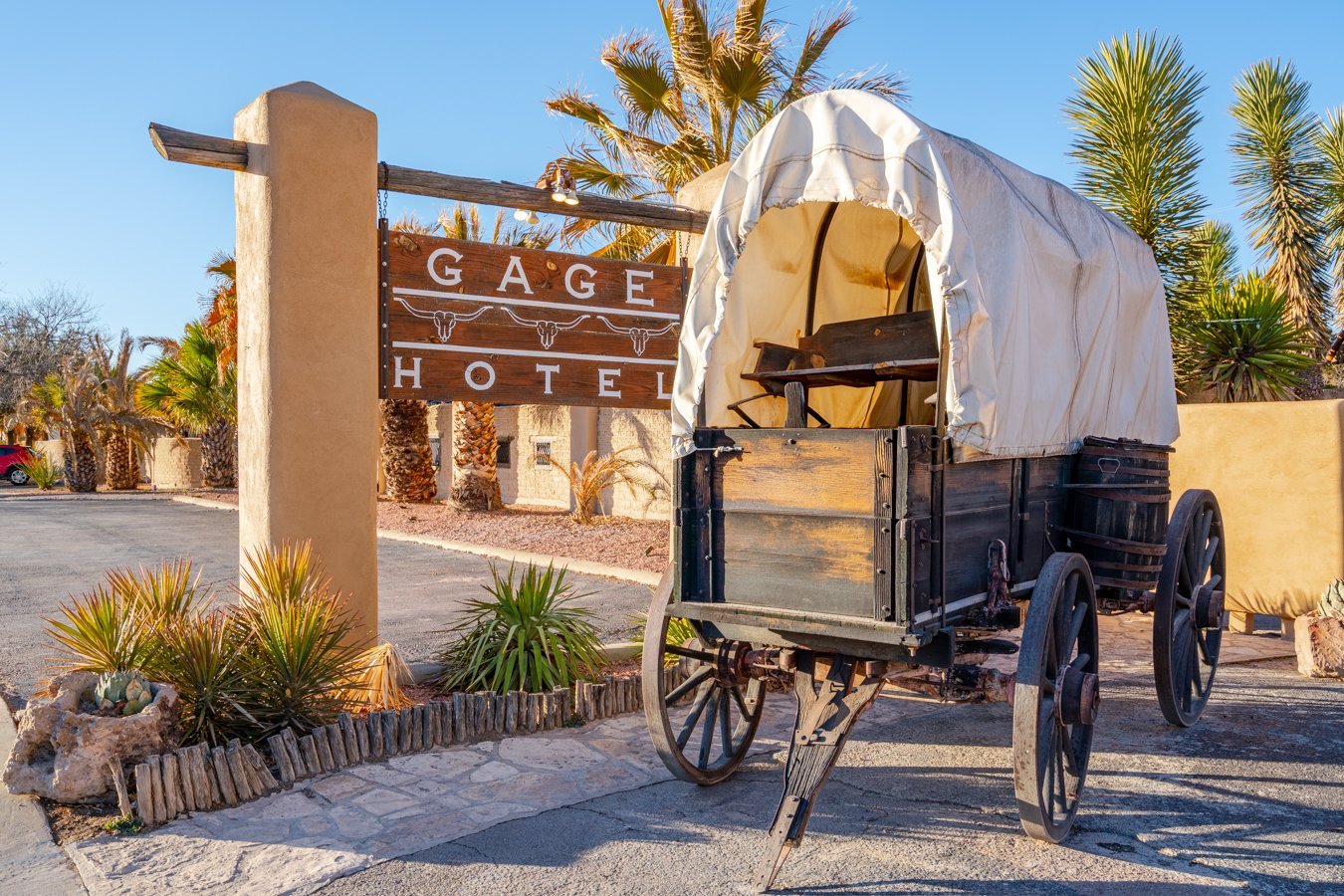 covered wagon in front of hotel in marathon, one of the best towns near big bend national park